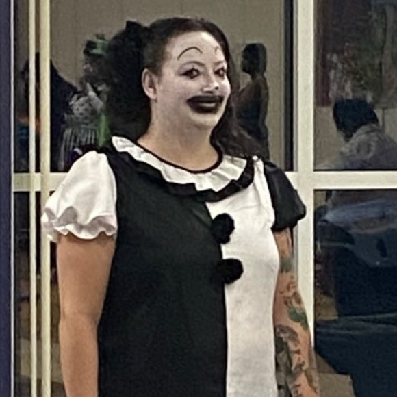 Meet your Posher, Amanda - Picture 4 of 5